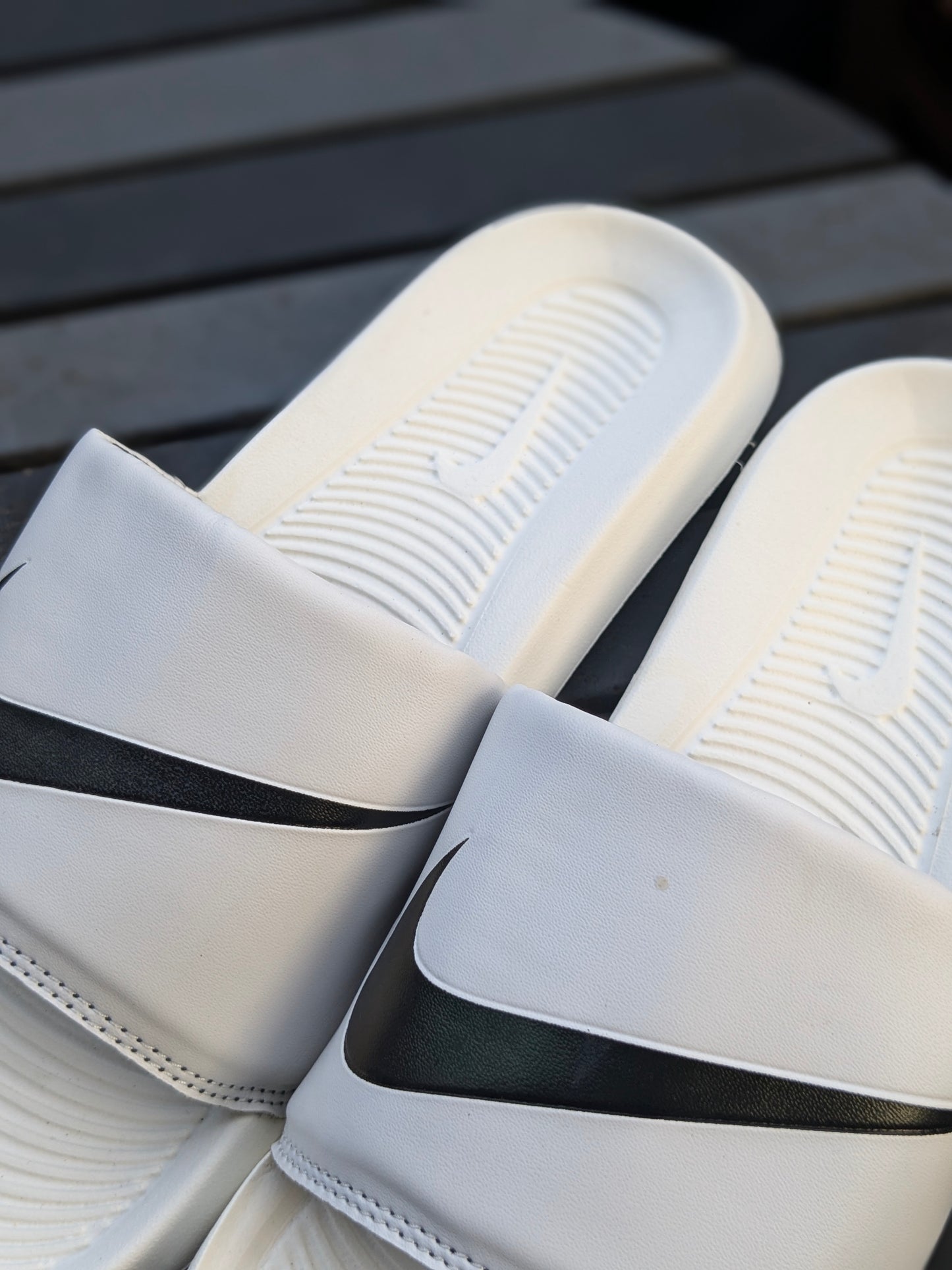Victori 1 swoosh slide