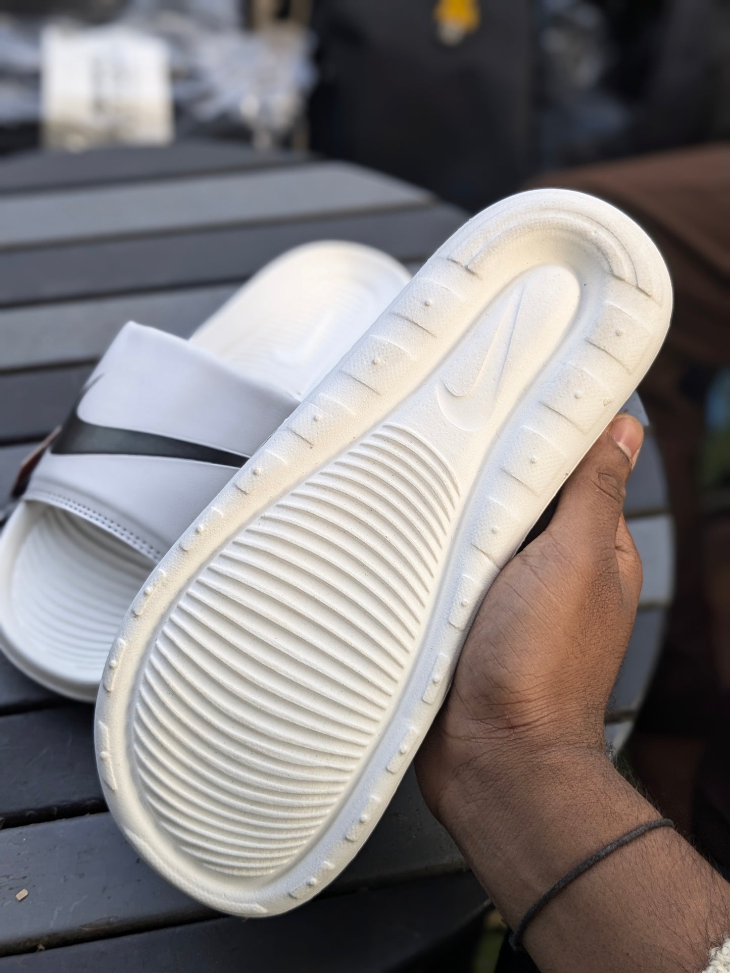 Victori 1 swoosh slide