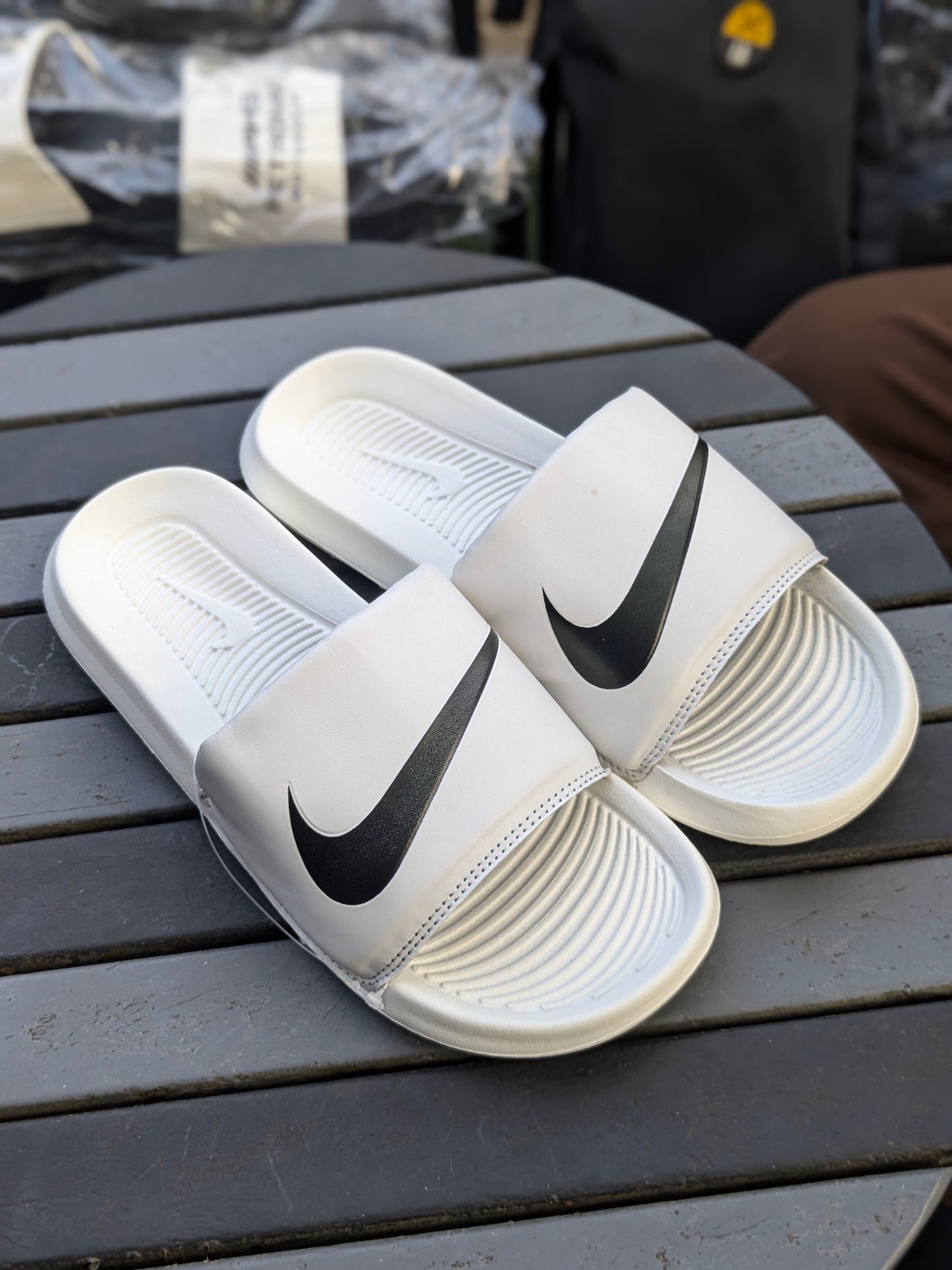 Victori 1 swoosh slide